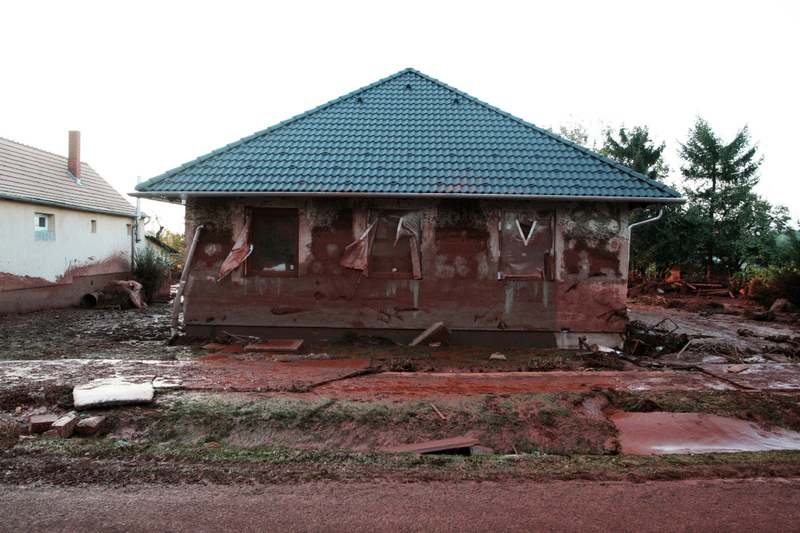 Illustration for article titled Revisiting the Small Village That Was Completely Devastated By Toxic Red Sludge